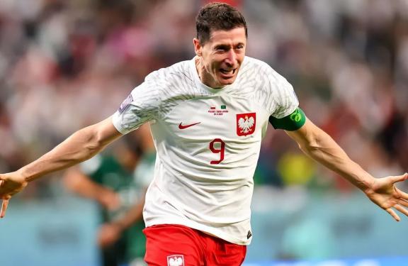 中国队引发争议!,莱万多夫斯基官方宣布战术调整新规比赛高潮迭起 中国队引发争议!,莱万多夫斯基官方宣布战术调整新规比赛高潮迭起