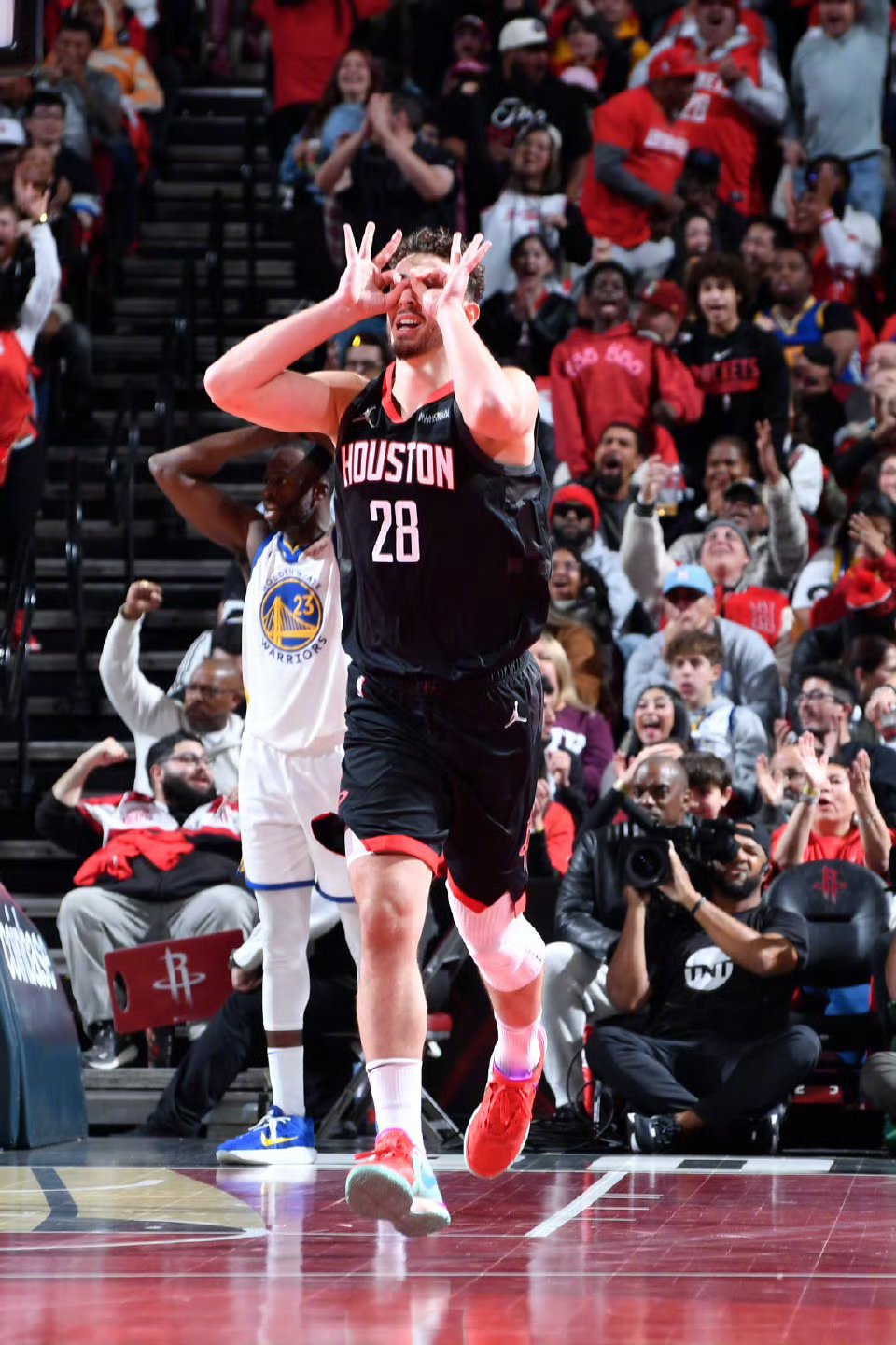 浓眉哥与60激战加拿大队分钟,出色发挥胜负难料!,Rookie焦点对战全场沸腾不已 浓眉哥与60激战加拿大队分钟,出色发挥胜负难料!,Rookie焦点对战全场沸腾不已