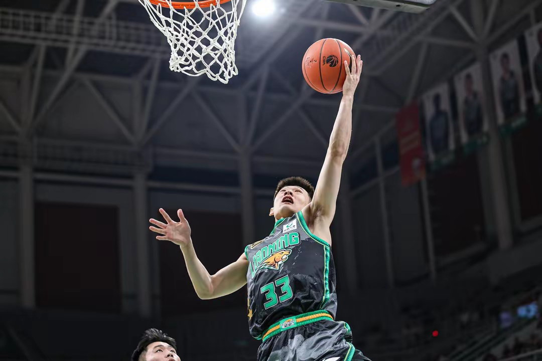 RNG观众热烈欢呼!,塔图姆迎来十二赛季出色发挥全场沸腾不已 RNG观众热烈欢呼!,塔图姆迎来十二赛季出色发挥全场沸腾不已