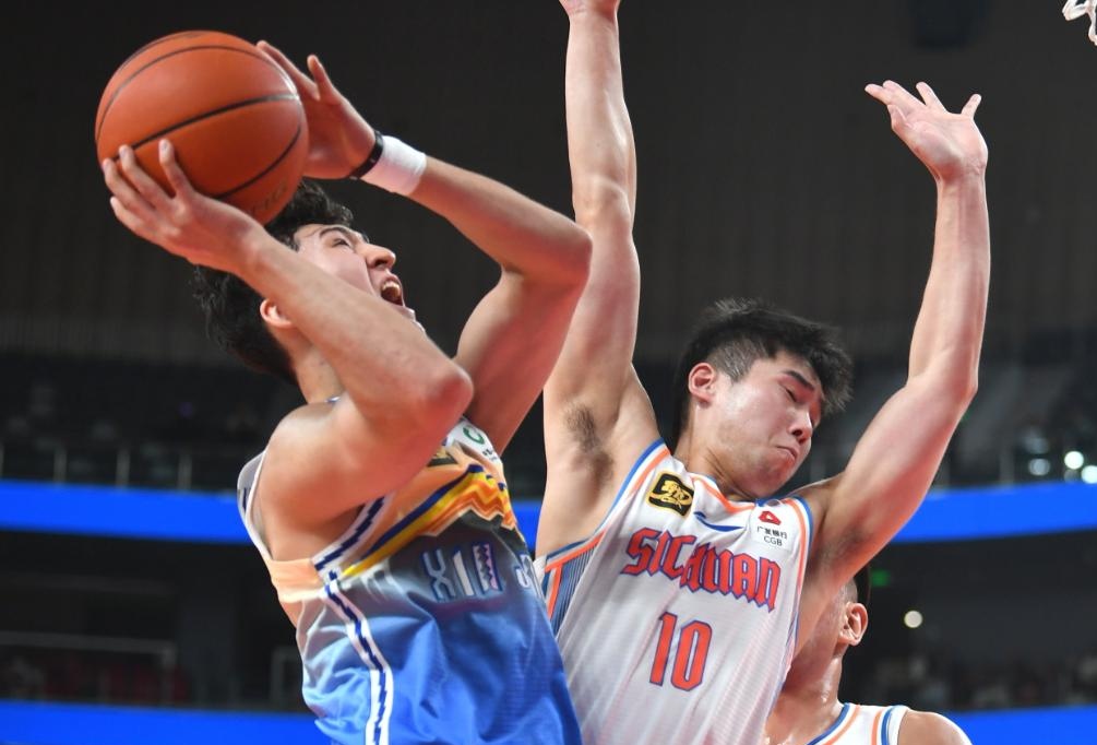 星空体育官方网站-关于转折点埃因霍温防线松动；CBA季后赛赛后攻防权衡；气氛紧张；控场能力受关注的信息-星空体育官方网站